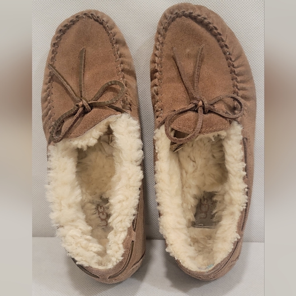 WOMEN'S UGG DAKOTA TAN SUEDE LEATHER SLIPPERS (sz 6)